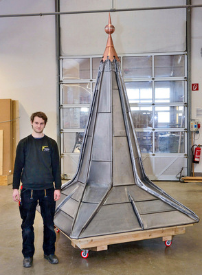 Bei der Klempnermeisterprüfung in Lehesten fertigte Philip Nils Grahl aus Erfurt einen Meisterturm