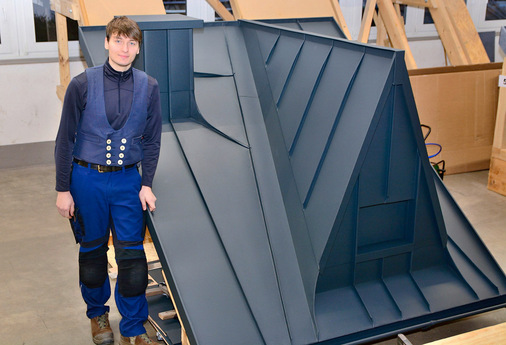 Konstantin Mieth aus Leipzig an seinem Dachmodell