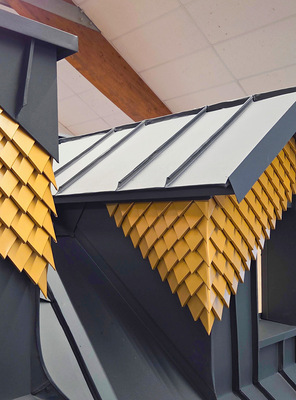 Aberhunderte Rauten aus farbbeschichtetem Aluminium von Prefa zieren den Schornstein und die Dachgaube des beeindruckenden Dachmodells