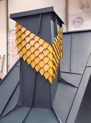 Klassisch ausgeführte ­Falzverbindungen ­sorgen für Sicherheit an der Schornstein-­Durchdringung