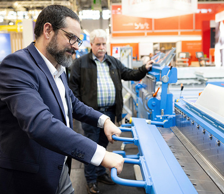 Schechtl zeigte Maschinen für die Blechbearbeitung zum Biegen, Profilieren und Schneiden