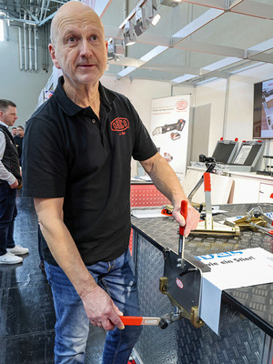 Jürgen Martin Sigel führt die Handhabung des Handformers K 6-2 vor