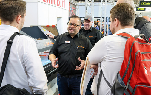 Maschinenexperte Marc Jorns im Kundengespräch