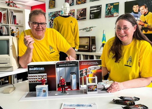 Faszinierend: Alexander Rehlinger und Kerstin Müller von der Designagentur GreenTomato präsentieren das BAUMETALL-Messestand-Modell