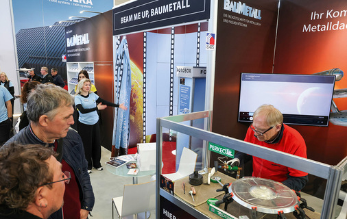 Unter Beobachtung: Friedrich „Scotty“ Reinbold beim Raumschiff-Löten