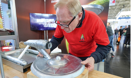 Geschafft: Am Vormittag des letzten Messetages beginnt Scotty mit dem Zusammensetzen der einzelnen Baugruppen