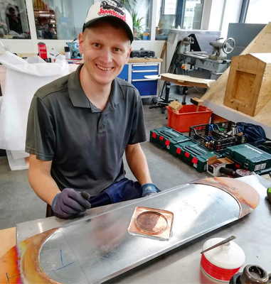 Artur Kusmin beim Einarbeiten des Emblems