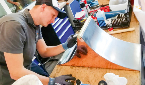 Polieren des Präsentationsständers