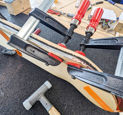 Bei der Montage waren Schraubzwingen ein wichtiges Hilfsmittel