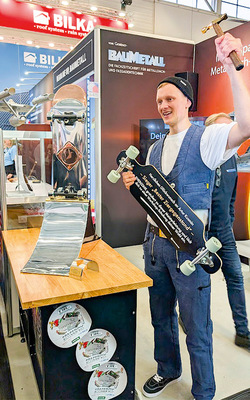 Auf der Dach + Holz wurde Artur Kusmins Meisterstück mit dem Goldenen Kreuzschweifhammer von Picard und einem Rheinzink-Gutschein in Form eines echten Skateboards prämiert