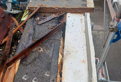 Durchnässte und teilweise zerstörte Unterkonstruktion aus ­Holzwerkstoffplatten