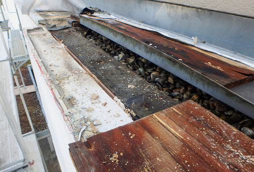 Gut erkennbarer Luftspalt zwischen WDVS und Mauerwerk