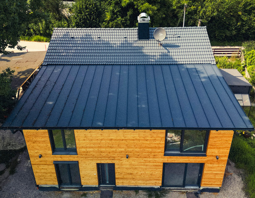 Ein Anbau mit Stehfalzdach – ­wieder aus Aluminium und wieder von Prefa