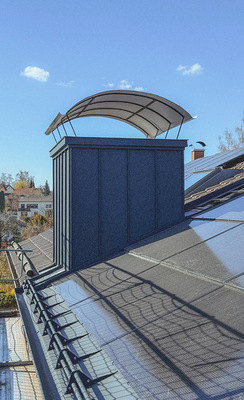 Schornsteinbekleidung trifft auf Indach-PV