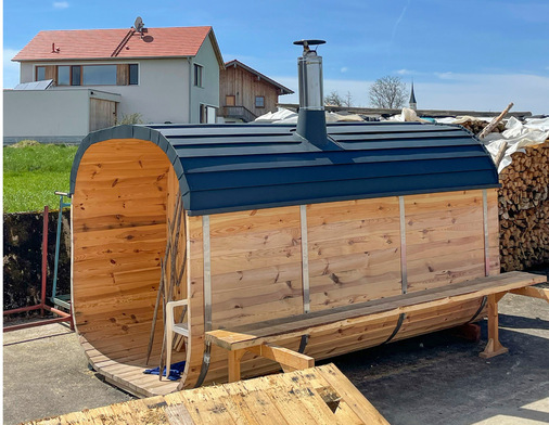 Klein und fein: ein Prefa-Dach aus farbbeschichtetem Aluminium auf einer Fasssauna