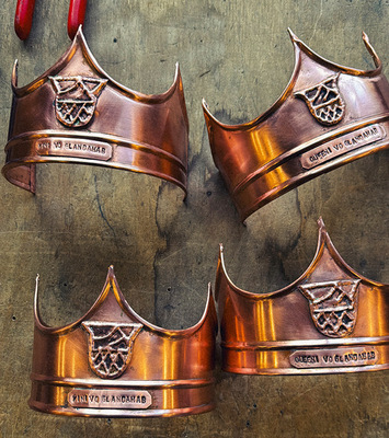 Königlich: Kupferkronen mit Wappen und Verzierung