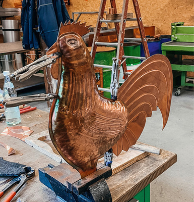 Stolzer Hahn: Mit Fingerspitzengefühl werden Einzelteile zusammengesetzt