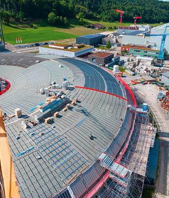 Der Blick aus der Vogelperspektive zeigt das gewaltige Ausmaß der Dachfläche