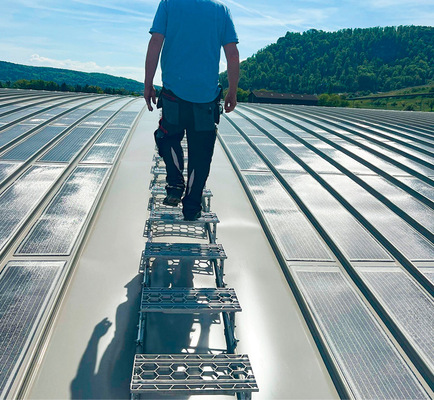 Ein auf den Profilbahnen aufgeklemmter Wartungszugang