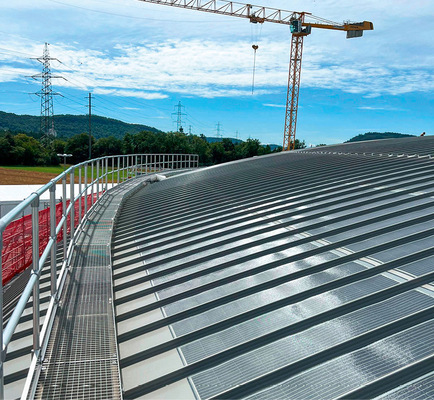 Radial verlaufender Wartungssteg samt Geländer