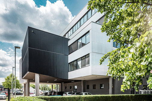 Ob Musikschule Bjelovar oder Wohnhaus am Zollikerberg – die strangepressten Fassadenprofile machen stets einen guten Eindruck