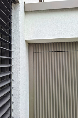 Perfekt integriertes, flächenbündig eingebautes Garagentor