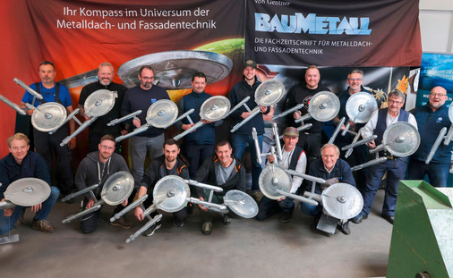 Diese Aufnahme entstand im Jahr 2026. Sie zeigt glückliche Workshopteilnehmer und ihre Trainer in der Ulmer Ornamenten-Manufaktur von Kaufmann