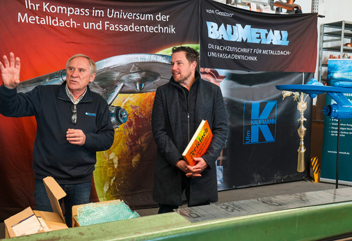 Ein Kaufmann-blaues Enterprise-Modell zum Workshopstart: ­Friedrich Reinbold und Kaufmann-Geschäftsführer Lukas Ludwig eröffnen die zweitägige Veranstaltung
