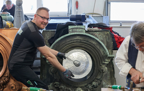In der Kaufmann-Manufaktur: Christian Neuhauser vergleicht das Enterprise-Ornament mit einem alten ornamentalen Dachfenster