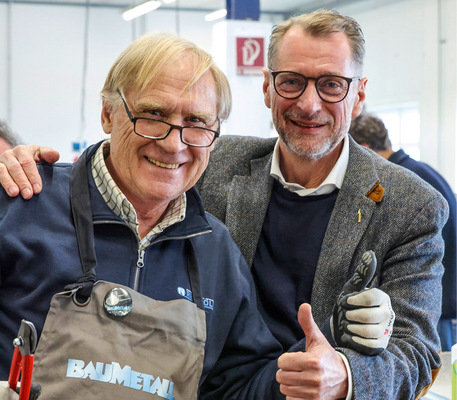 Workshoptrainer Friedrich Reinbold mit BAUMETALL-Schürze und M.A.S.C.-Chef Martin Fischer