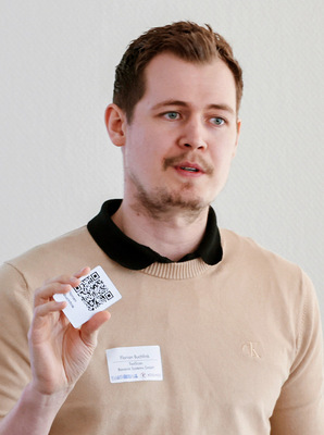 Florian Buchfink präsentiert die ToolScan-App, die für maximale Transparenz in der Werkzeugverwaltung sorgt
