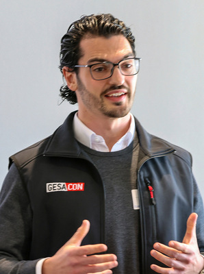 David Greco von Gesacon informiert über Neuerungen im Bendex-System. Die von Anwendern geschätzte Software automatisiert im Bereich des digitalen Konstruierens Prozesse von der Planung bis zur Fertigung komplexer Profile und Metallelemente