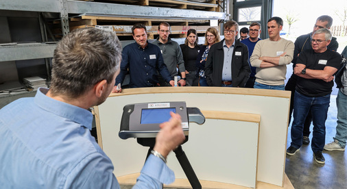 Michele Dal Ponte und Patrick Würzinger demonstrieren die Maßerfassung per Laserscanner