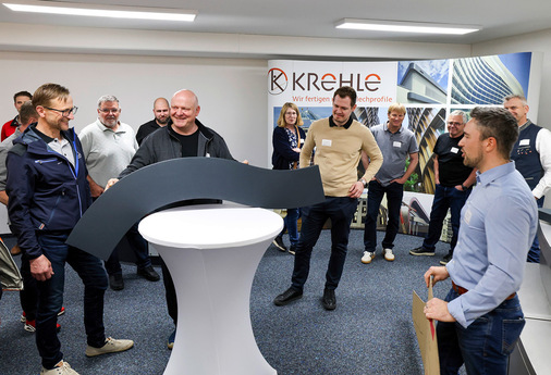 Im Krehle-Showroom entdecken die Teilnehmer interessante Formteile