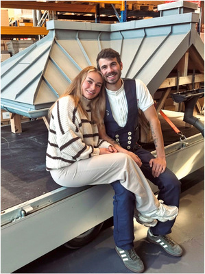 Fabienne und Marvin vor Marvins Meistermodell