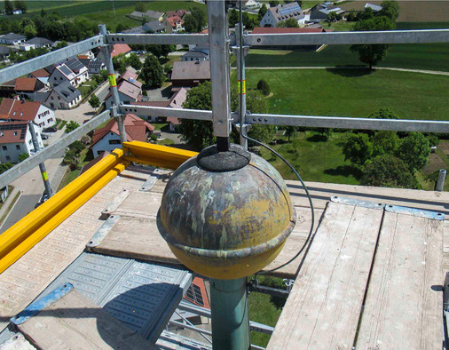 Große Kugel der Wetterfahne vor der Sanierung