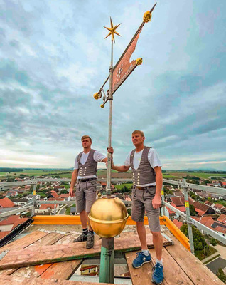 Goldjungs: Johann Massanneck und Holger Wunderlich an der restaurierten Wetterfahne samt neu vergoldeter Abschlusskugel