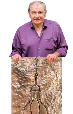 Josef Peter Münch präsentiert ein Kupferbild des Kirchturms