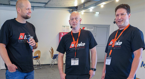 Tobias Backhaus moderiert die Vortragsreihe. Hier im Gespräch mit den Industriekletterern Falk Kirchner und Marc Peschel