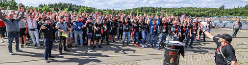 Das sind die Impuls-Camper: ein Gruppenfoto an der Rennstrecke