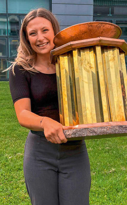 Gesellin Lilli Demez mit ihrem Modell der olympischen Feuerschale