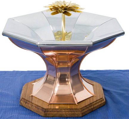 Brunnen mit Lotusblume von Laurin Gutfleisch