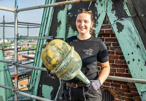 Cynthia Schimenowski mit demontierter Turmkugel