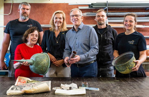 Mario Zunk und Isabel Matthiessen (Bauklempnermeister bzw. Geschäftsführung, D.H.W. Schultz), Thomas Hausmann (Gemeinde-Bauausschuss, Kirche St. Nikolai), Marcus Deckerdt und Cynthia Schimenowski (Technischer Leiter bzw. Bauklempnermeisterin, D.H.W. Schultz). Vorne: Rosmarie Lehmann (Gemeinde-Bauausschuss, Kirche St. Nikolai)