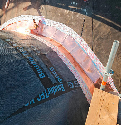 Die Faltenkehle vor dem Anschließen der Stehfalzscharen