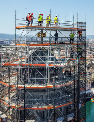 Die Öffnung der Zeitkapsel an der Dachbekrönung des Grossmünsters