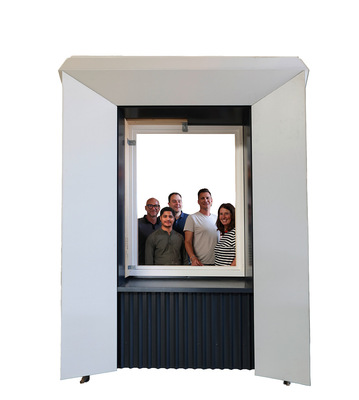 Ingo Gramm, Noah Heinemann, Michael Jung, Daniel Lerchenmüller und Claudia Wartenberg im Mockup der Fenstereinfassung