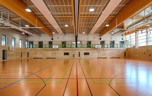 Sporthalle der Dreifaltigkeitsschule in Amberg: Element-Dach in Akustik­ausführung mit perforierten Kassetten und Schallabsorption αw = 0,40