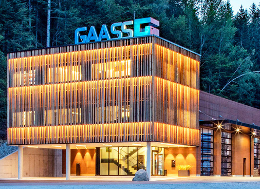 Der Gaass-Firmensitz liegt in Grainet im südöstlichen Bayerischen Wald und rund 180 km vom Flughafen München sowie etwa 20 km von den Grenzen zu Tschechien und Österreich entfernt