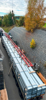 Die Profilbahnen wurden per Traverse  auf die Dachfläche gehoben
